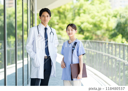 病院で働く若い医師と看護師 118480537