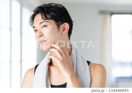 髭剃りする若い男性 118480693