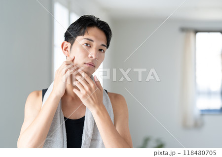 スキンケアをする若い男性 スキンケアをする若い男性 118480705