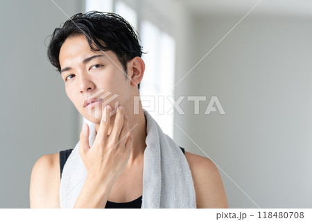 スキンケアをする若い男性 118480708