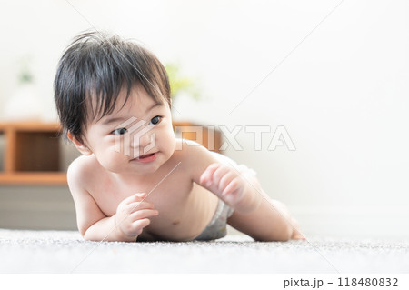 ハイハイする赤ちゃん 118480832