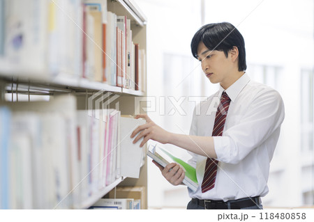 図書室で本を選ぶ男子高校生 118480858