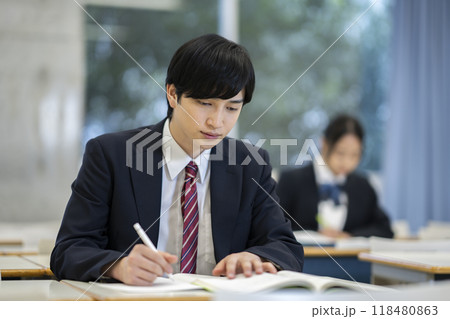勉強する高校生 撮影協力:有明教育芸術短期大学 勉強する高校生 撮影協力:有明教育芸術短期大学 118480863