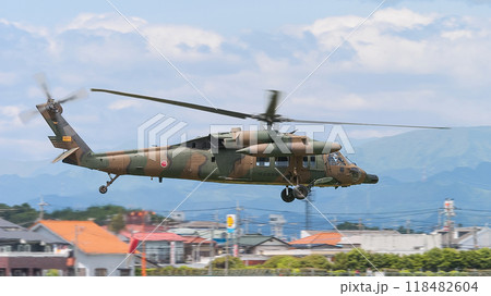 低空飛行する陸上自衛隊UH-60Jヘリコプター 118482604
