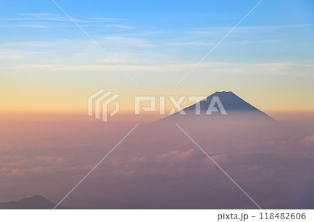 朝焼けの空と雲海と富士山の絶景 118482606