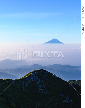 青空と富士山・天空世界からの絶景(金峰山展望) 青空と富士山・天空世界からの絶景(金峰山展望) 118482659