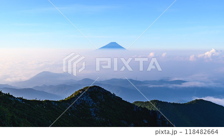 青空と富士山・天空世界からの絶景（金峰山展望） 118482664