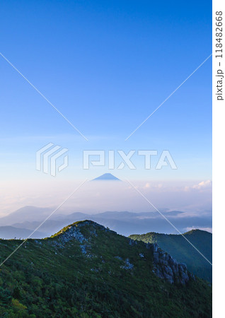 青空と富士山・天空世界からの絶景（金峰山展望） 118482668