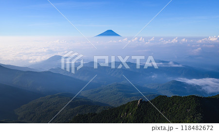 青空と富士山・天空世界からの絶景（金峰山展望） 118482672