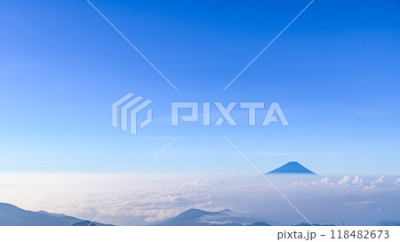 青空と富士山・天空世界からの絶景（金峰山展望） 118482673