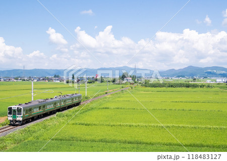 【山形線】田園風景を走行する普通列車 【山形線】田園風景を走行する普通列車 118483127