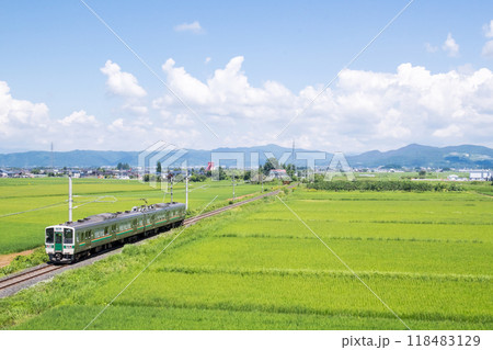 【山形線】田園風景を走行する普通列車 118483129