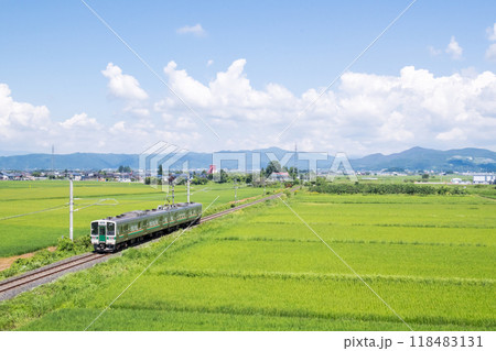 【山形線】田園風景を走行する普通列車 118483131