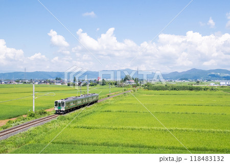 【山形線】田園風景を走行する普通列車 118483132