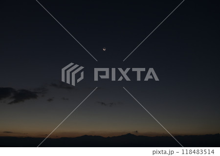 北杜市白州町から見た夜明けの空に昇る細い月 118483514