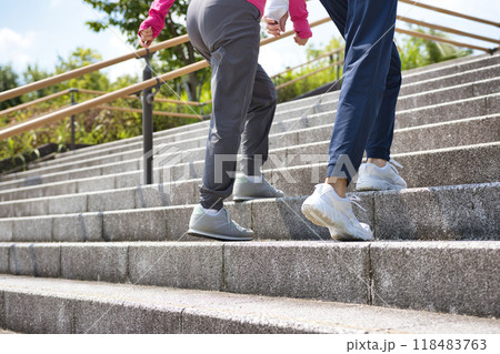 スポーツウエアでウォーキングするミドル女性2人の後ろ姿 スポーツウエアでウォーキングするミドル女性2人の後ろ姿 118483763