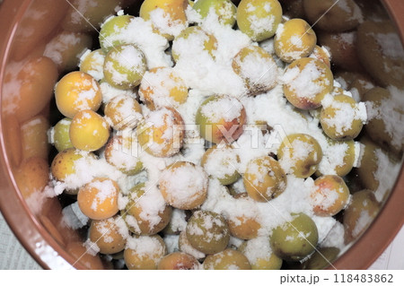 梅干しの漬け始め 甕に梅干しを塩を入れる 118483862