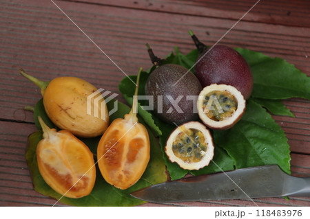 収穫したタマリロとパッションフルーツ 収穫したタマリロとパッションフルーツ 118483976