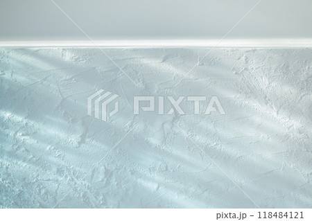 水回りや夏のイメージに使える漆喰と青いガラスの光 118484121