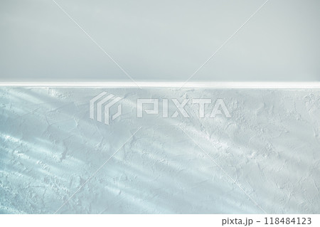 水回りや夏のイメージに使える漆喰と青いガラスの光 118484123