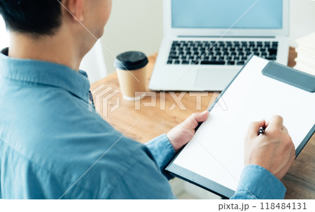 メモをとる男性の手 118484131