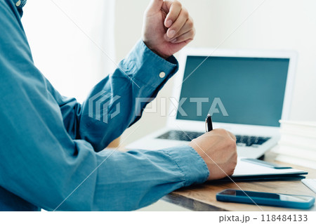 メモをとる男性の手 メモをとる男性の手 118484133