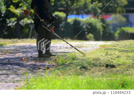 公園の草刈り作業　イメージ 118484233