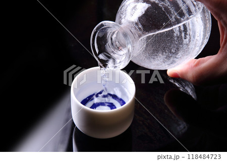 日本酒イメージ_徳利と銚子_03 118484723