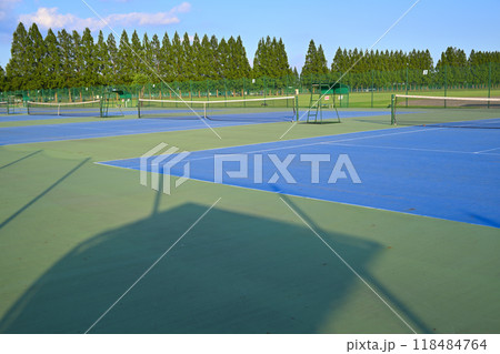 ハードコート　ブルーのテニス場　真夏の風景 118484764
