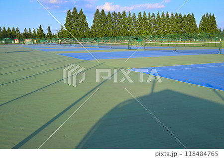 ハードコート ブルーのテニス場 真夏の風景 ハードコート ブルーのテニス場 真夏の風景 118484765