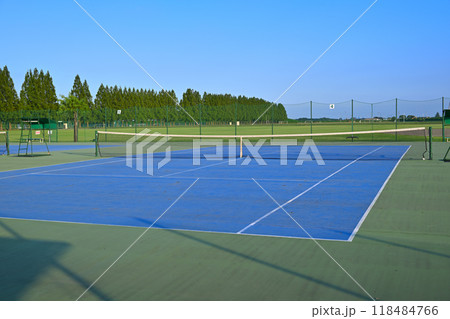 ハードコート ブルーのテニス場 真夏の風景 ハードコート ブルーのテニス場 真夏の風景 118484766