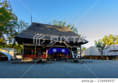 急勾配の茅葺き屋根　拝殿風景「茅葺きの社寺建造物としては唯一の国宝」　青井阿蘇神社（国宝）(人吉市) 118484937
