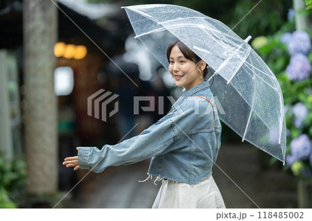 傘を差した女性　鎌倉近辺を旅する女性　梅雨時期に旅する女性 118485002