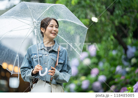 傘を差した女性　鎌倉近辺を旅する女性　梅雨時期に旅する女性 118485005