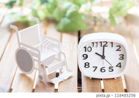 時計と車いす　時間　10時　22時　10：00　22：00 118485256