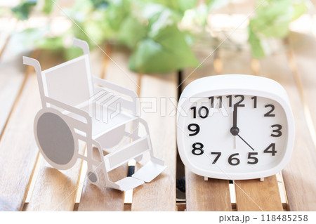 時計と車いす 時間 12時 0時 24時 12:00 0:00 24:00 時計と車いす 時間 12時 0時 24時 12:00 0:00 24:00 118485258