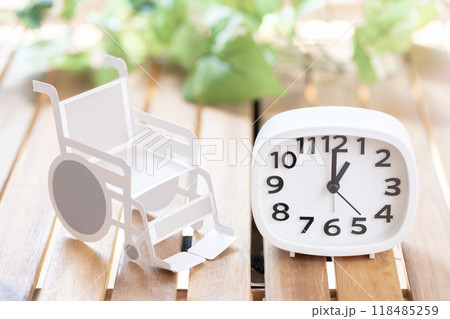 時計と車いす　時間　1時　13時　1：00　13：00 118485259