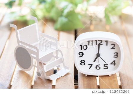 時計と車いす　時間　7時　19時　7：00　19：00　 118485265