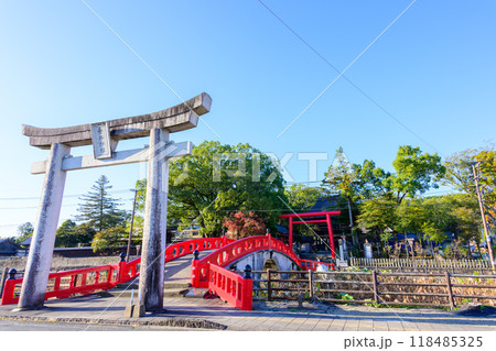 神社前に映える禊橋と鳥居風景「茅葺きの社寺建造物としては唯一の国宝」 青井阿蘇神社(国宝)(人吉市) 神社前に映える禊橋と鳥居風景「茅葺きの社寺建造物としては唯一の国宝」 青井阿蘇神社(国宝)(人吉市) 118485325