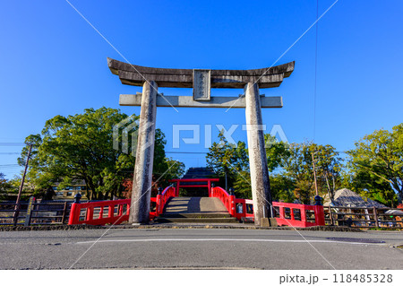 神社前に映える禊橋と鳥居風景「茅葺きの社寺建造物としては唯一の国宝」　青井阿蘇神社（国宝）(人吉市) 118485328