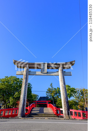 神社前に映える禊橋と鳥居風景「茅葺きの社寺建造物としては唯一の国宝」　青井阿蘇神社（国宝）(人吉市) 118485330