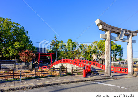 神社前に映える禊橋と鳥居風景「茅葺きの社寺建造物としては唯一の国宝」　青井阿蘇神社（国宝）(人吉市) 118485333