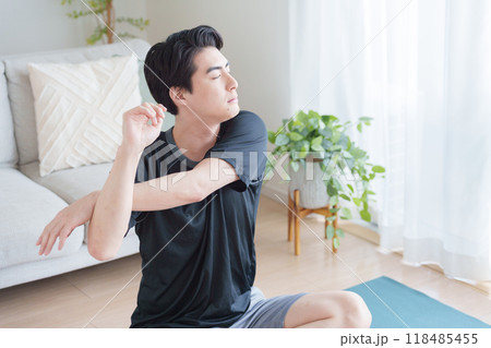 腕のストレッチをする男性 腕のストレッチをする男性 118485455