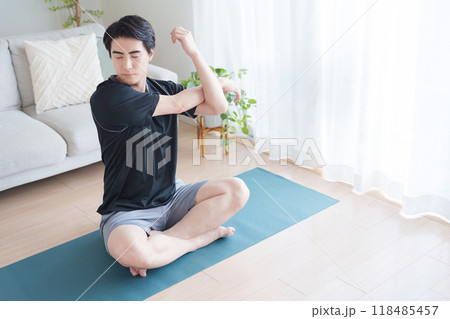 腕のストレッチをする男性 118485457