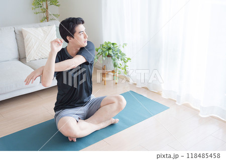 腕のストレッチをする男性 118485458