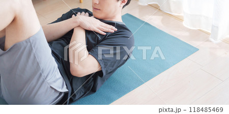 腹筋する男性 腹筋する男性 118485469