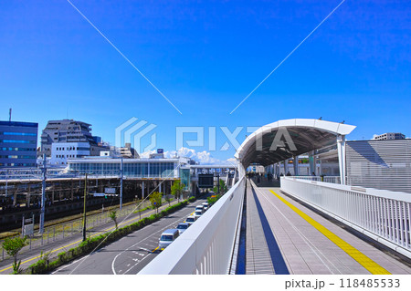 神奈川県藤沢市、快晴の辻堂駅北口の連絡通路から見た西方向の風景 118485533