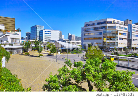 神奈川県藤沢市、快晴の辻堂駅北口の広場とバスターミナルの景観 神奈川県藤沢市、快晴の辻堂駅北口の広場とバスターミナルの景観 118485535
