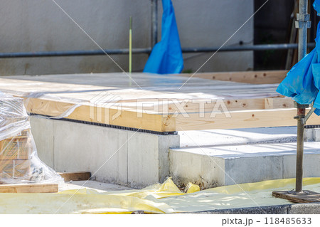 狭小新築戸建ての土台敷き 118485633