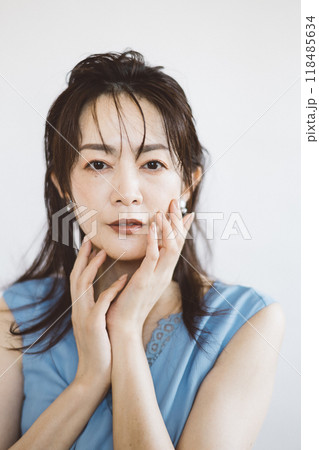 40代の日本人女性・美容・スキンケアイメージ 118485634